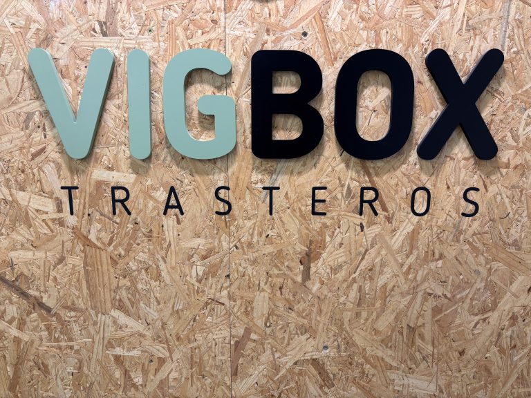 Logotipo de VigBox Trasteros en la pared del centro de Camelias 60, Vigo