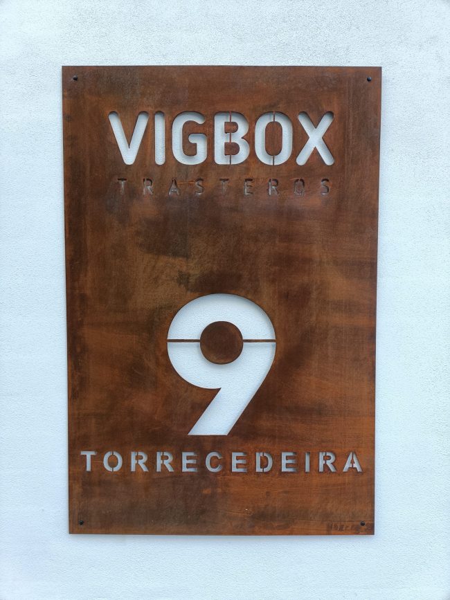 Rótulo de VigBox Trasteros en la Rúa Conde de Torrecedeira 9, Vigo